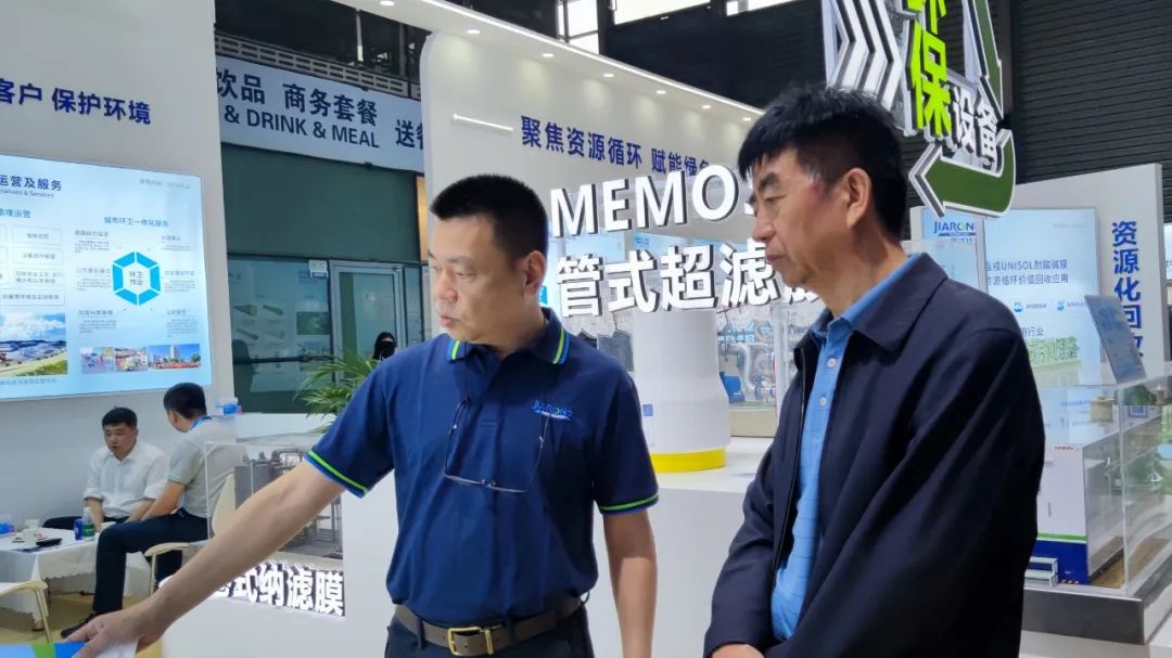 bti体育技术总经理蒋林煜与客户交谈